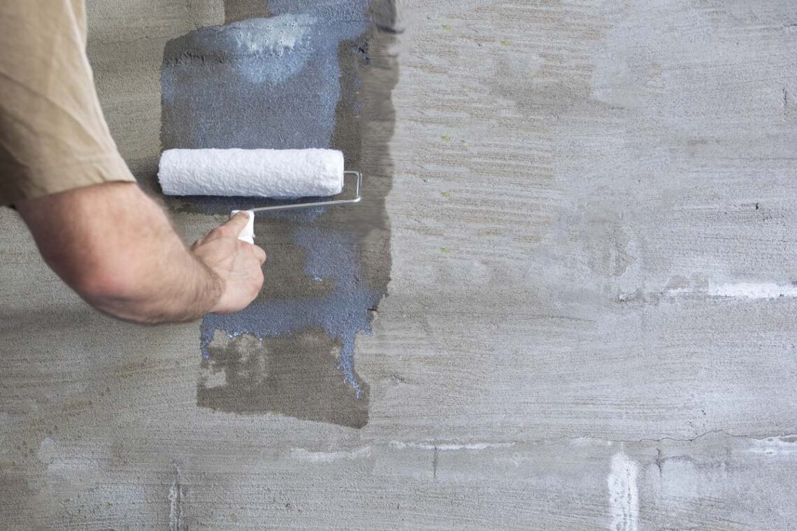 Gestrichene Wand tapezieren