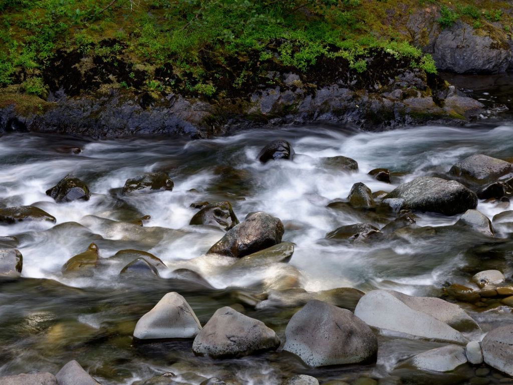 Fluss mit Felsbrocken 