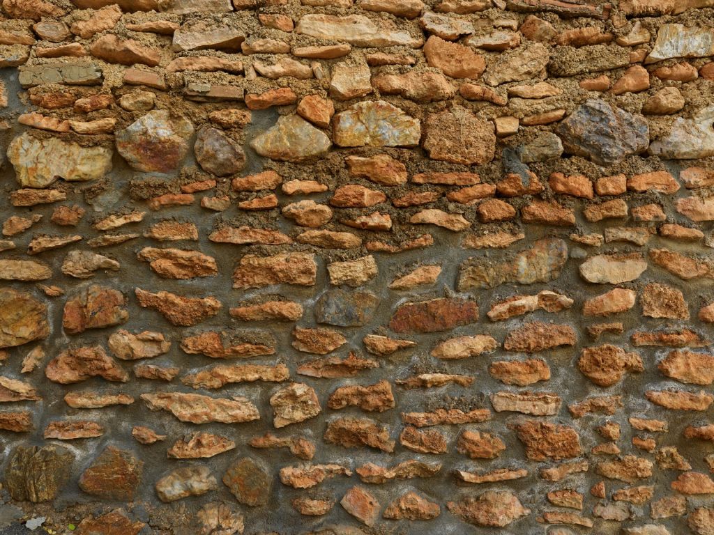 Große Wand mit Rohsteinen in verschiedenen Größen