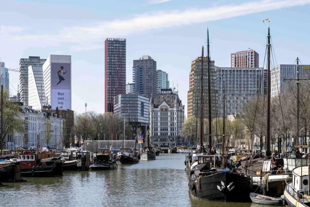 Historische Schiffe und die moderne Skyline