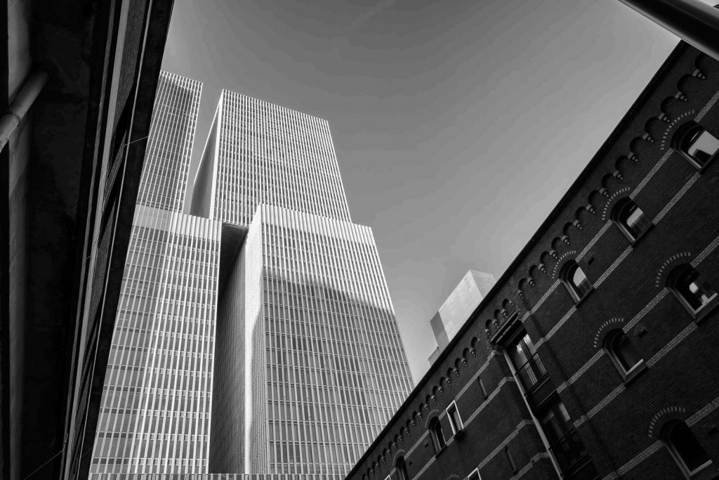 Architektonischer Kontrast in Rotterdam