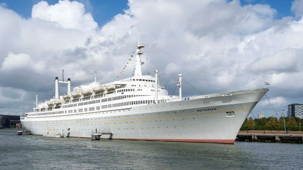 Stilvoller Ozeanriese im Hafen