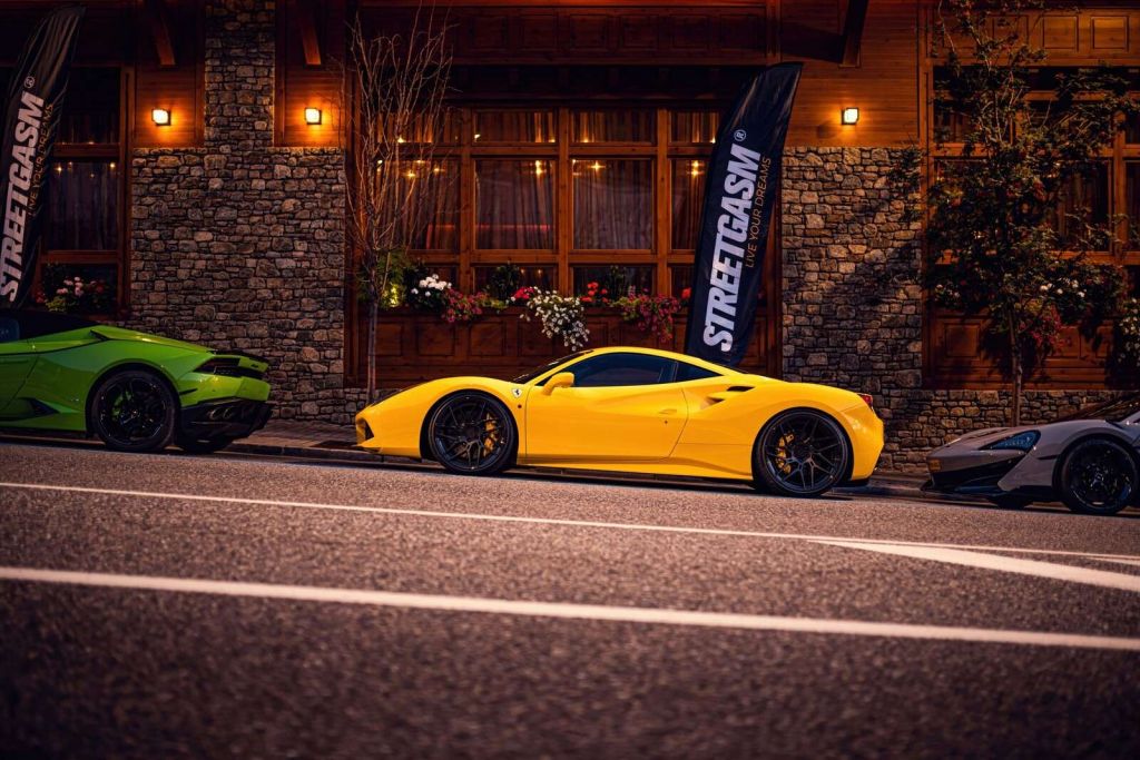 Exklusive Autos bei der Holzlodge