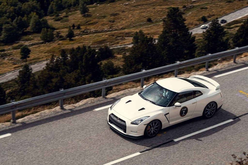Nissan GT-R auf Bergstraße
