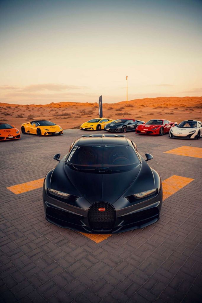 Hypercars bei Sonnenuntergang
