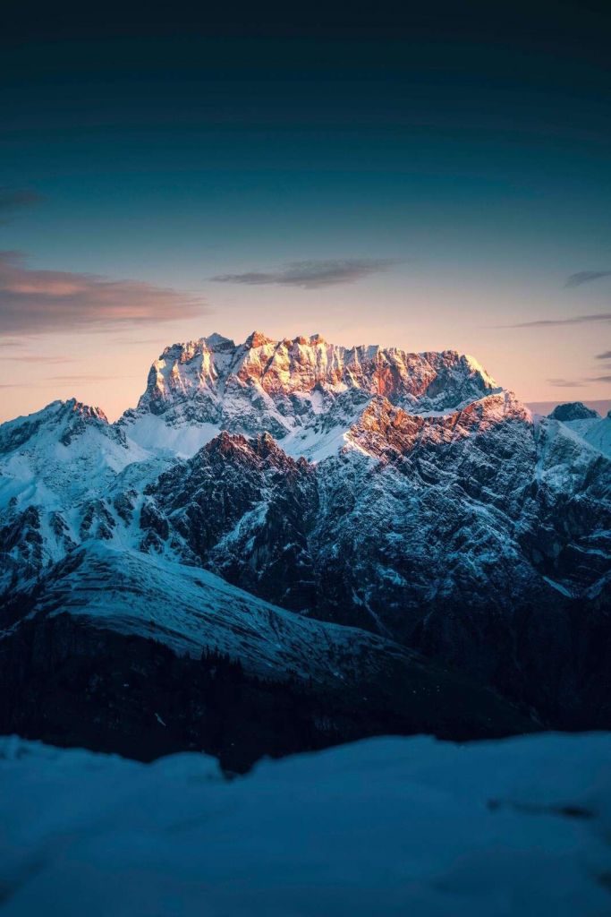 Abendlicht auf verschneiten Berggipfeln