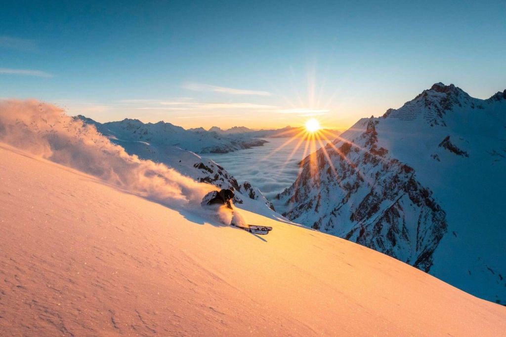 Skitour bei Sonnenaufgang in den Alpen.