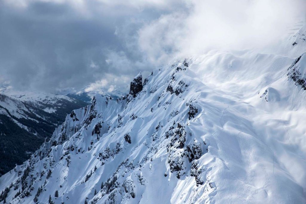 Verse Spuren in einer stillen Schneehang.