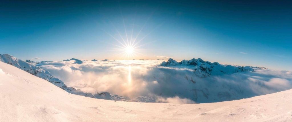 Himmel über Wolken in Alpenpanorama.