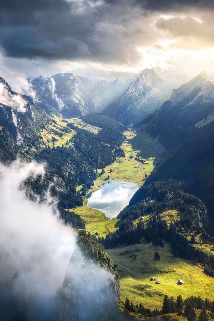 Sonnenschein über Bergsee im Tal.