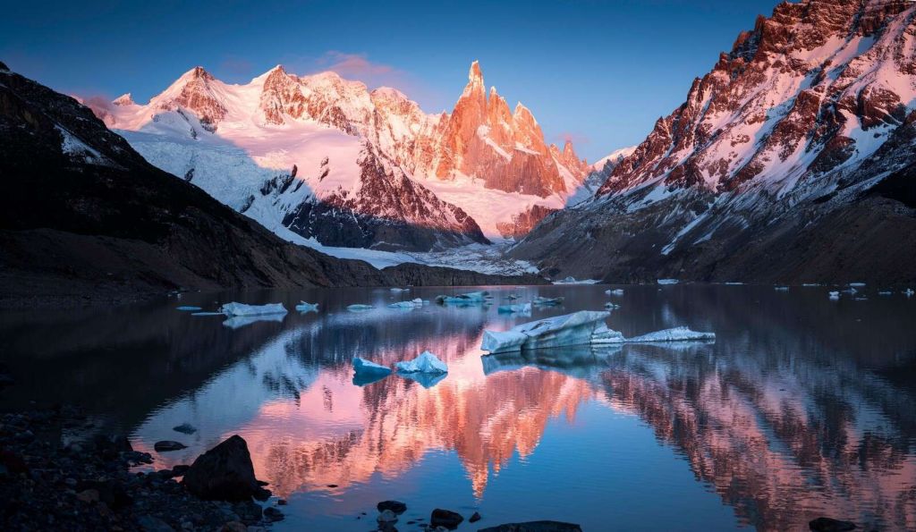 Gletschersee mit Alpenglühen in Patagonien.