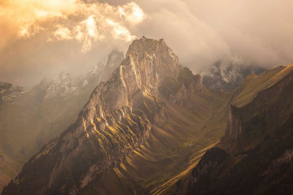 Goldenes Sonnenlicht auf einer zerklüfteten Bergkette.