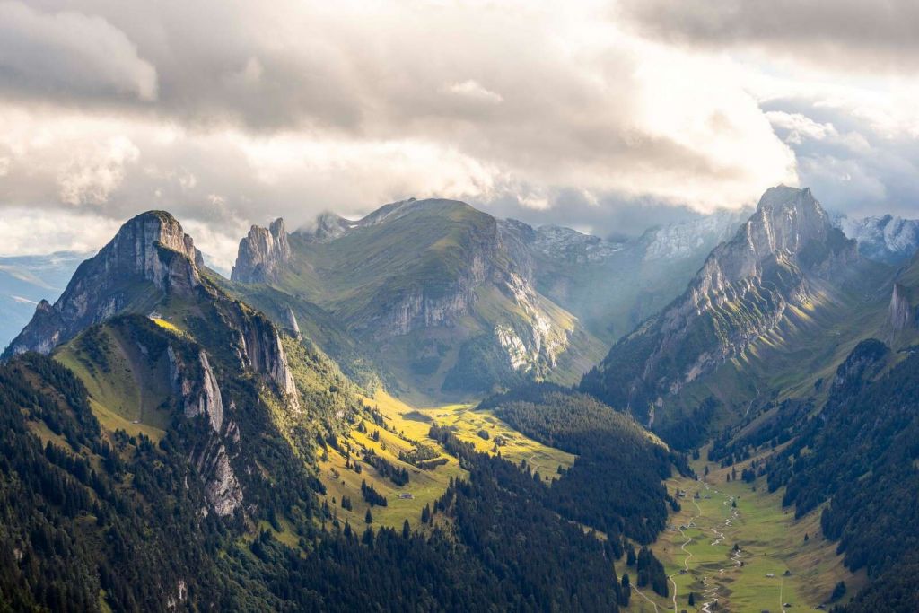 Sonnenschein über grünem Bergtal