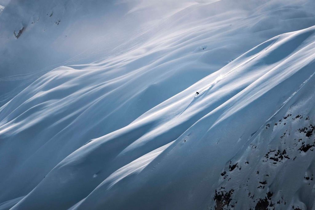 Freeride-Abfahrt auf Pulverschneehang