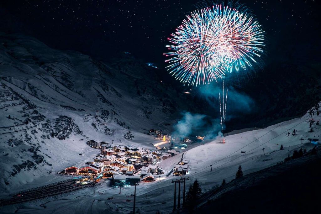 Feuerwerk über einem winterlichen Bergdorf