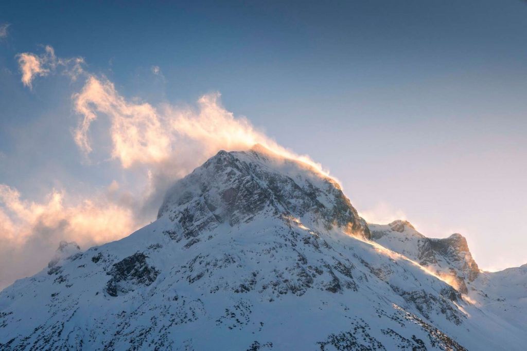 Berggipfel im feurigen Morgenrot.