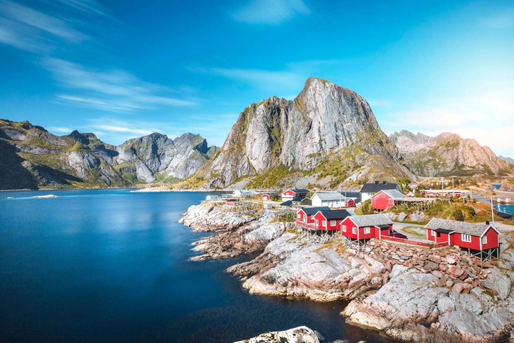 Rote Fischerhütten an einem norwegischen Fjord.