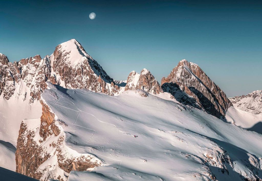 Mondlicht über verschneiten Alpengipfeln