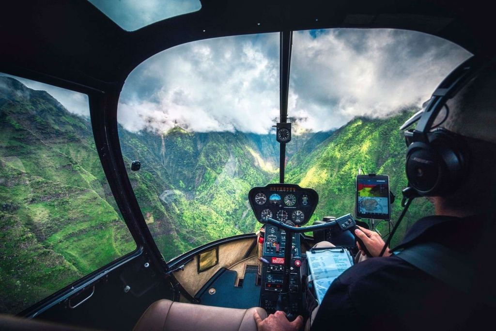 Hubschrauberflug über tropisches Bergtal