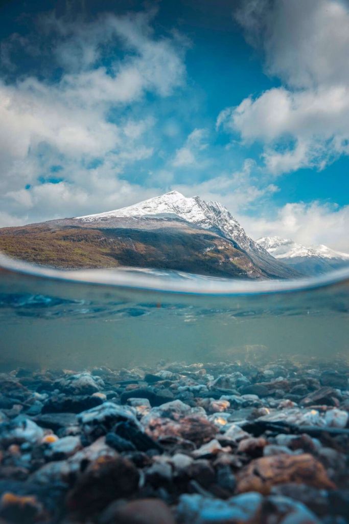 Blick auf die Berge durch klares Gletscherwasser