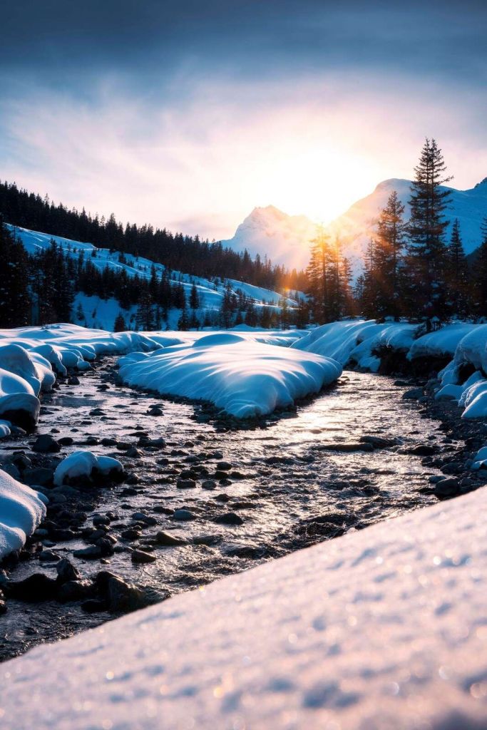 Bergbach im goldenen Winterlicht
