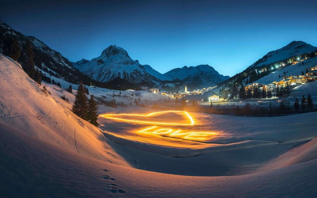 Lichtkunst in einem winterlichen Bergdorf