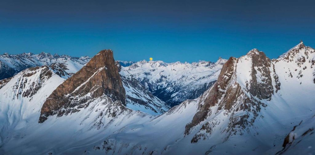Mondlicht über alpinen Gipfeln