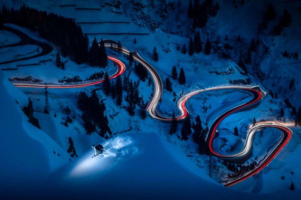 Nächtliche Abfahrt in Bergkurven