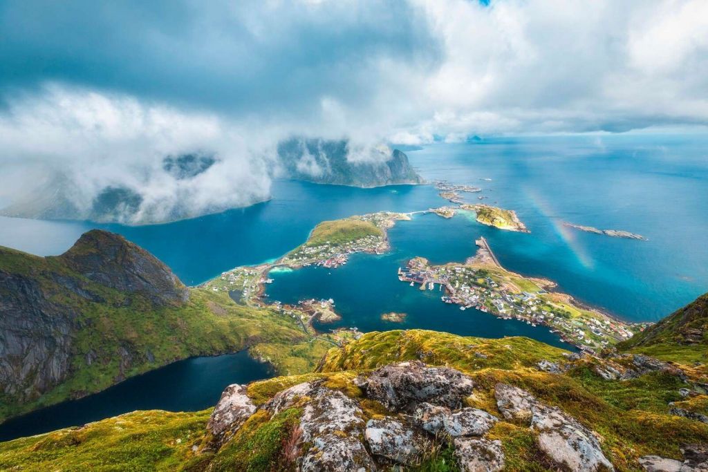 Regenbogen über Fjorddorfinseln