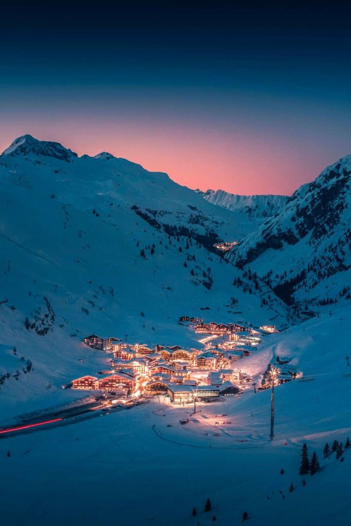 Abendlicht in einem Alpendorf