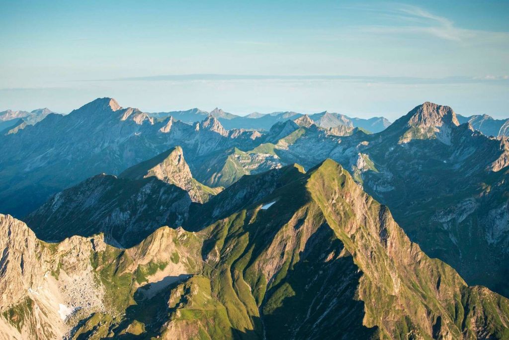 Sommerglühen über Bergkamm