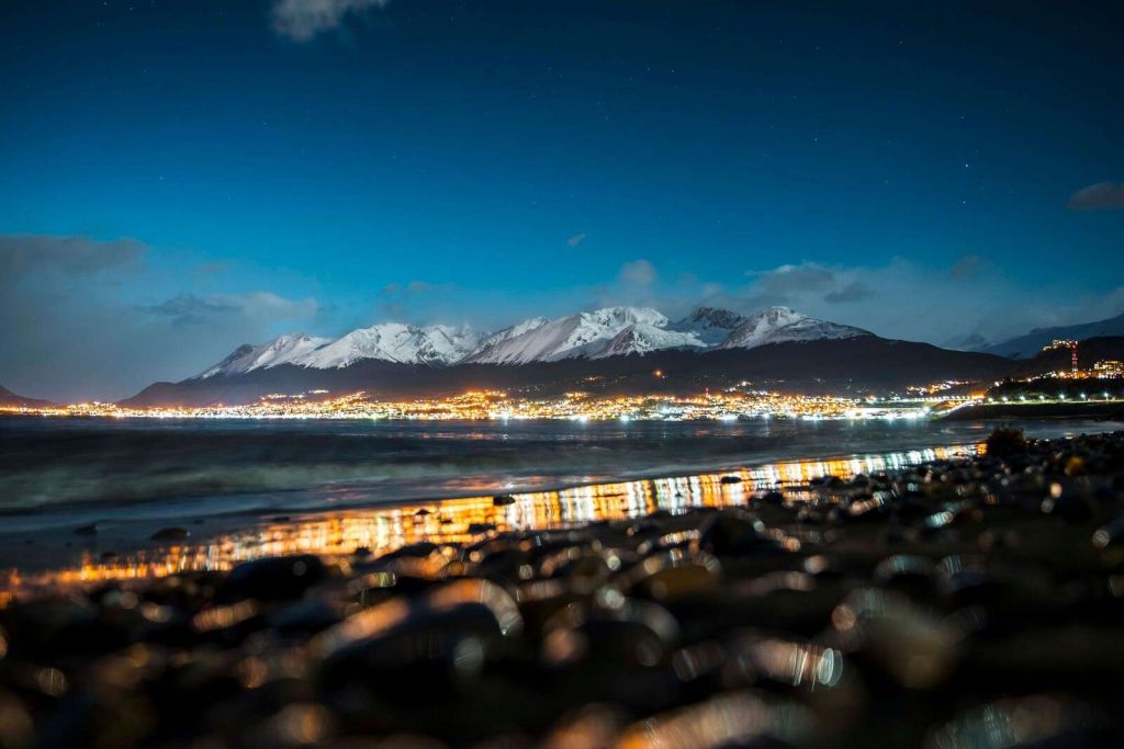 Nachtlicht an verschneiter Küste