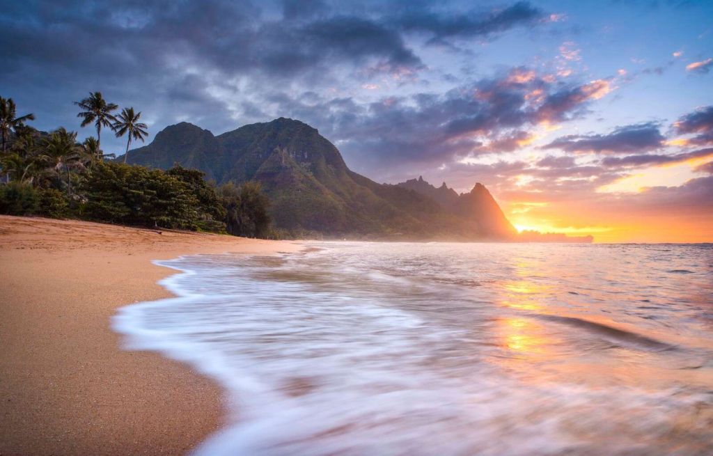 Sonnenuntergang an einem tropischen Strand