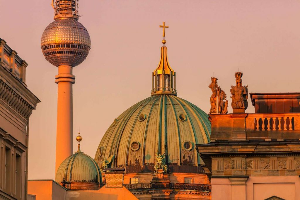 Abendglühen über Berliner Kuppeln