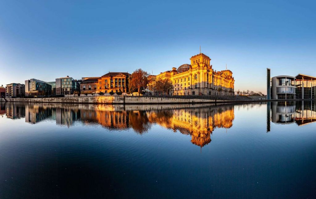 Morgengrauen am Reichstagsgebäude Berlin