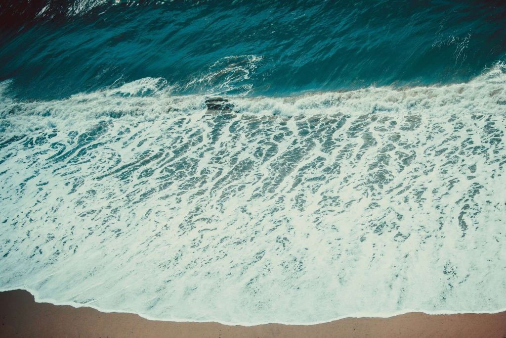 Wellenförmige Brandung am Strand