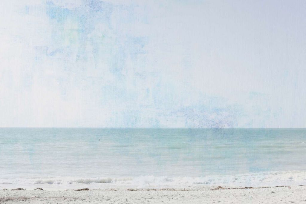 Heller Strand unter sanfter Luft.