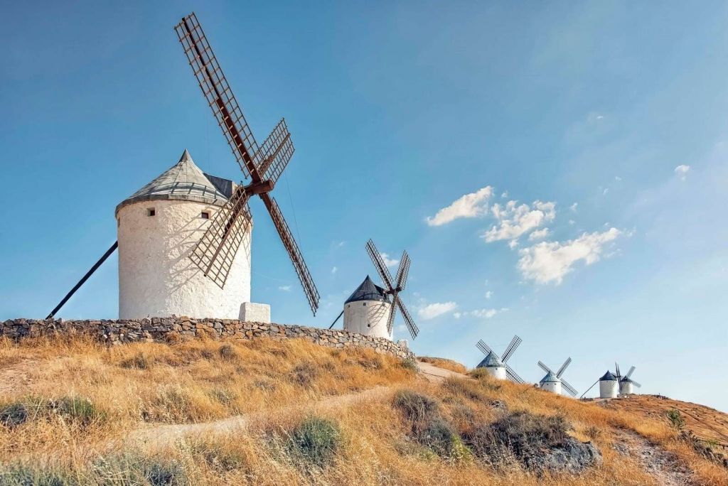 Sommerhügel mit weißen Windmühlen