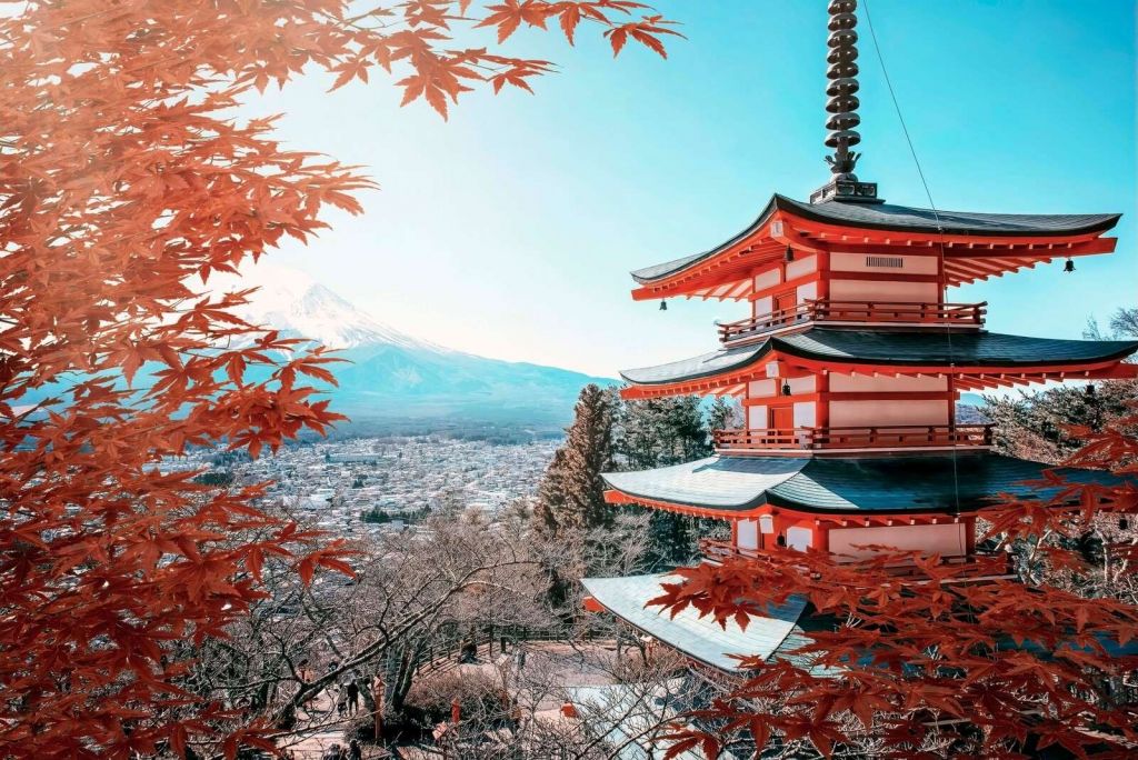 Herbstmoment bei japanischer Pagode