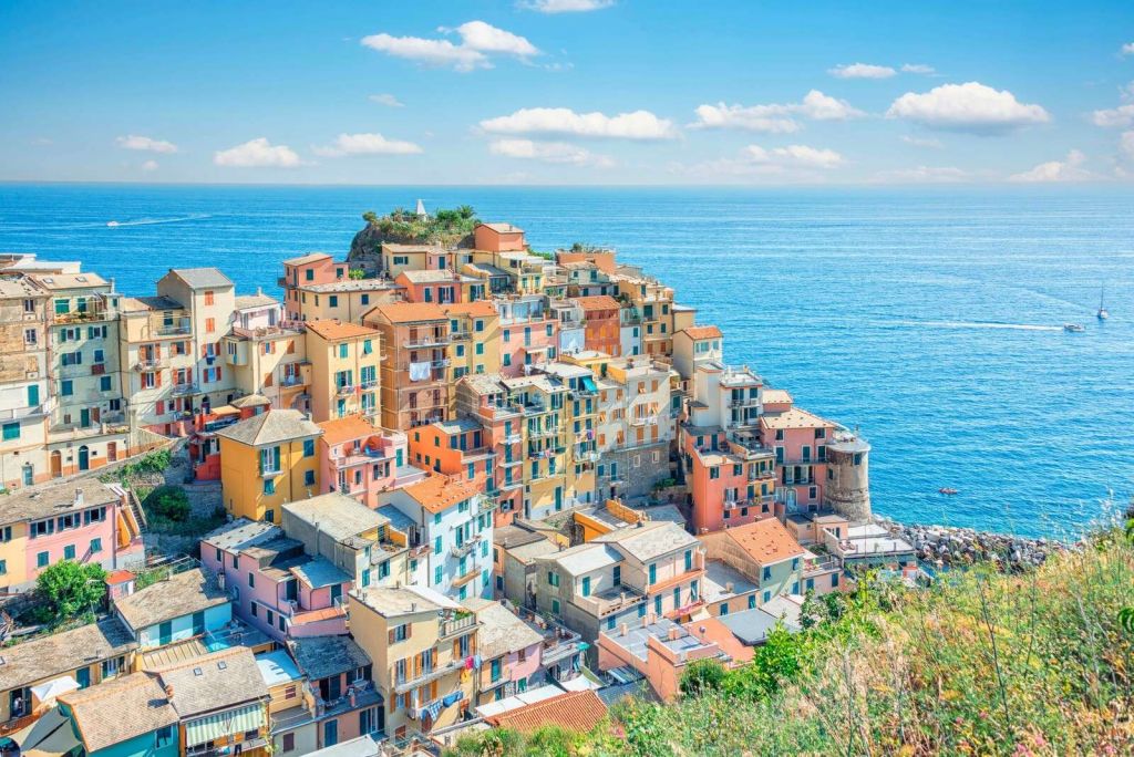 Pastelkust unter azurblauem Himmel