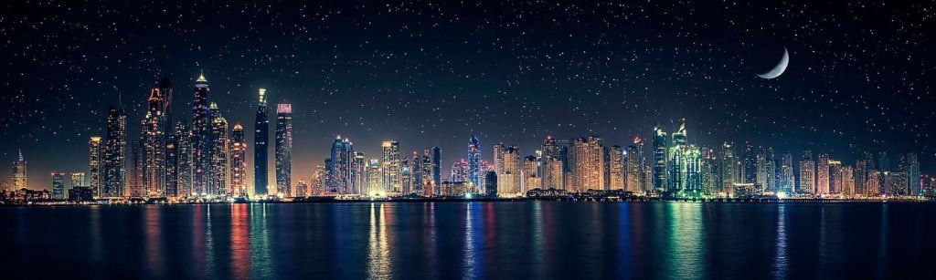 Mondlicht über glitzernder Skyline