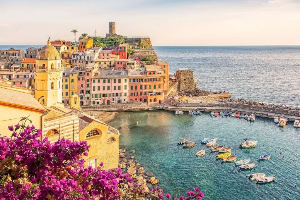 Sommerlicht über bunter Hafenstadt