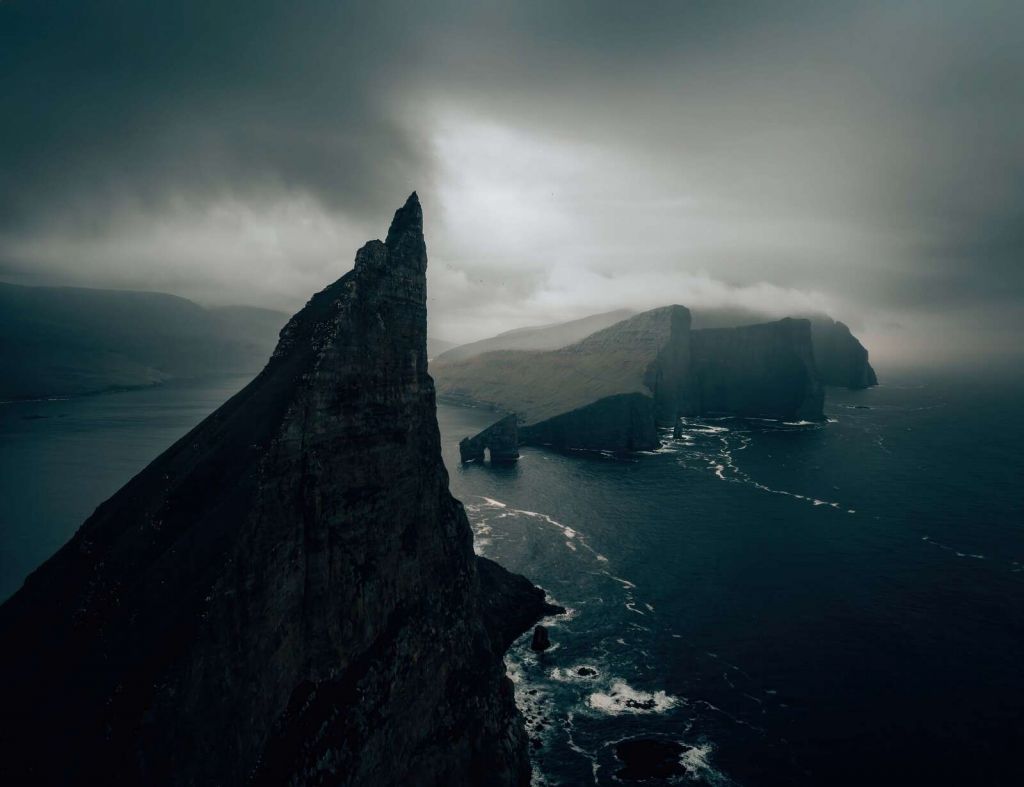 Felsige Küste im Nebellicht