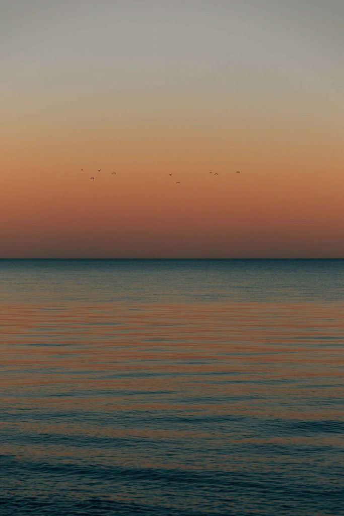 Ruhige See bei Sonnenuntergang