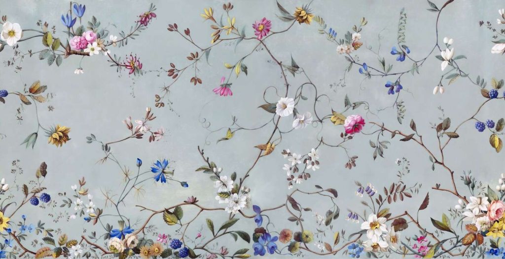 feine Blütenzweige auf nebelblau