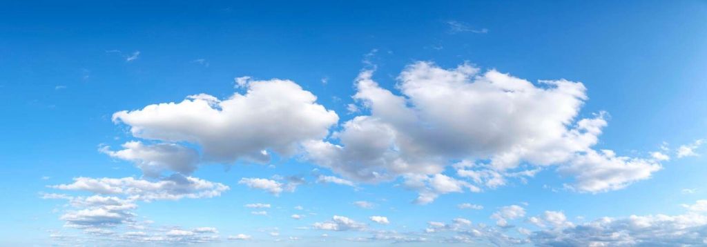 Weiße Wolken am blauen Himmel