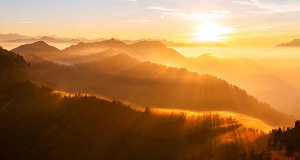Sonnenstrahlen √ºber Berglandschaft