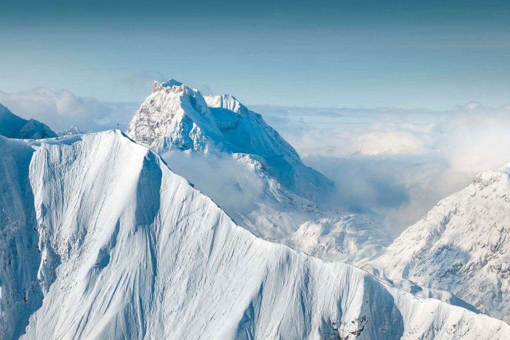 Schneeberge √ºber dem Wolkendek