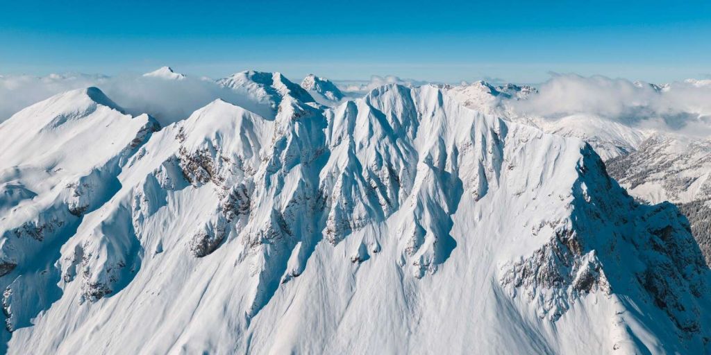 Eisige Berggipfel im Winterlicht