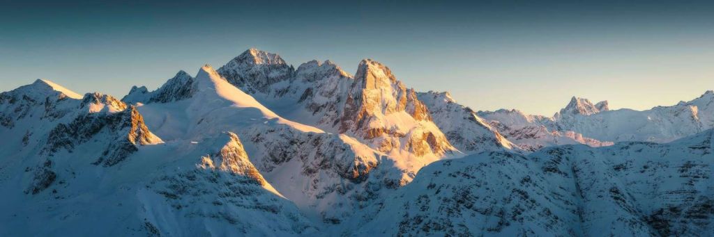 Wintersonne auf Berggipfeln